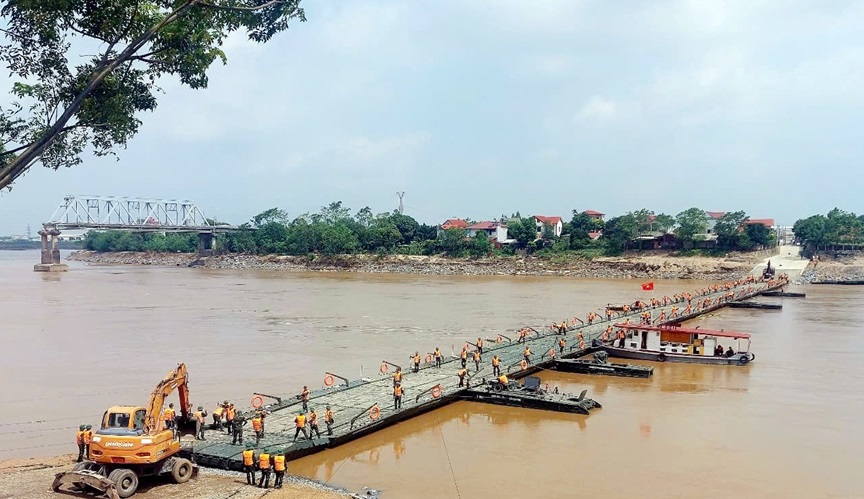 Cầu phao Phong Châu tạm thời dừng lưu thông từ thời điểm 18h chiều 1/10 cho đến khi có thông báo mới. Ảnh Lương Giang. 