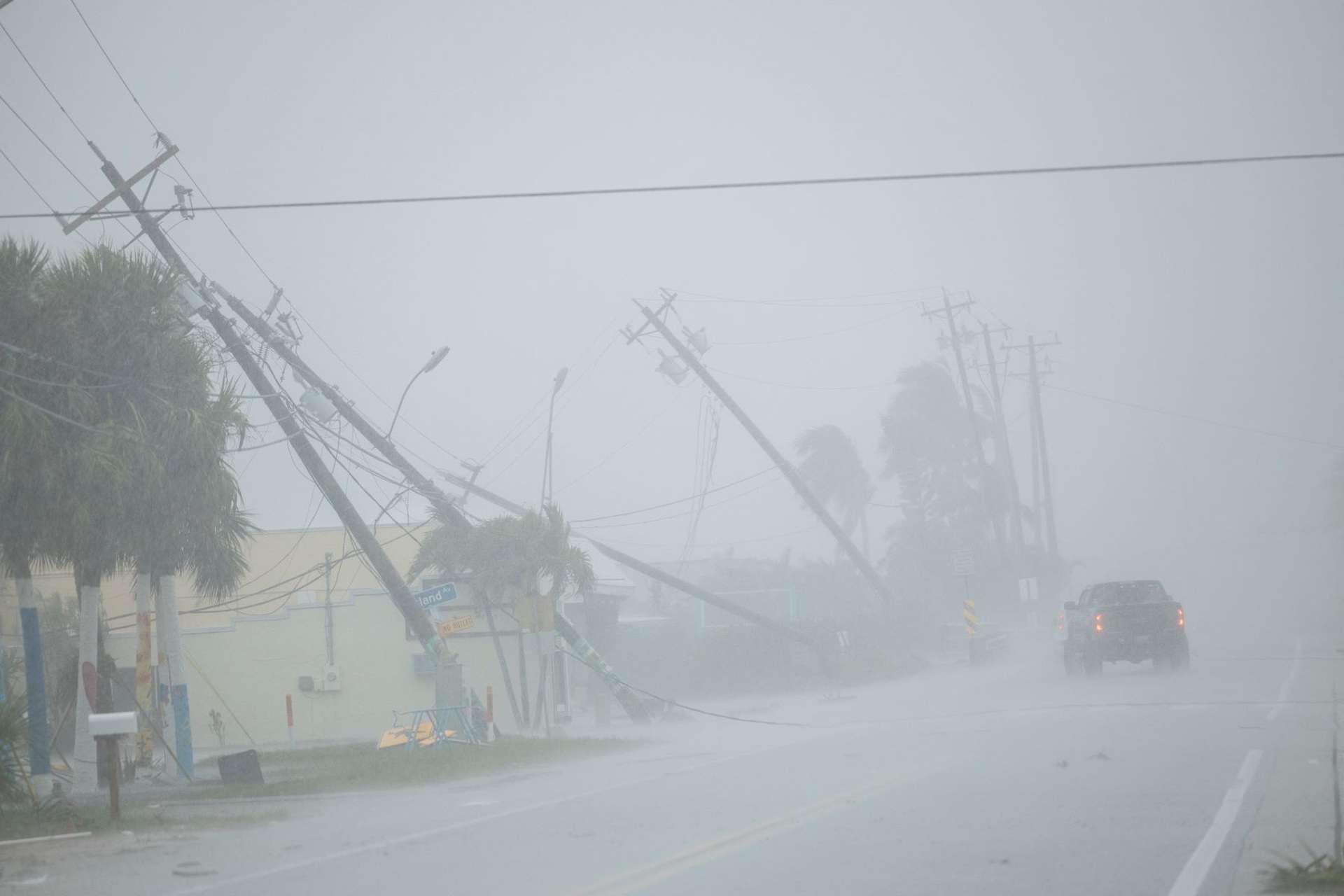 Florida ngổn ngang sau khi bão Milton càn quét - 1