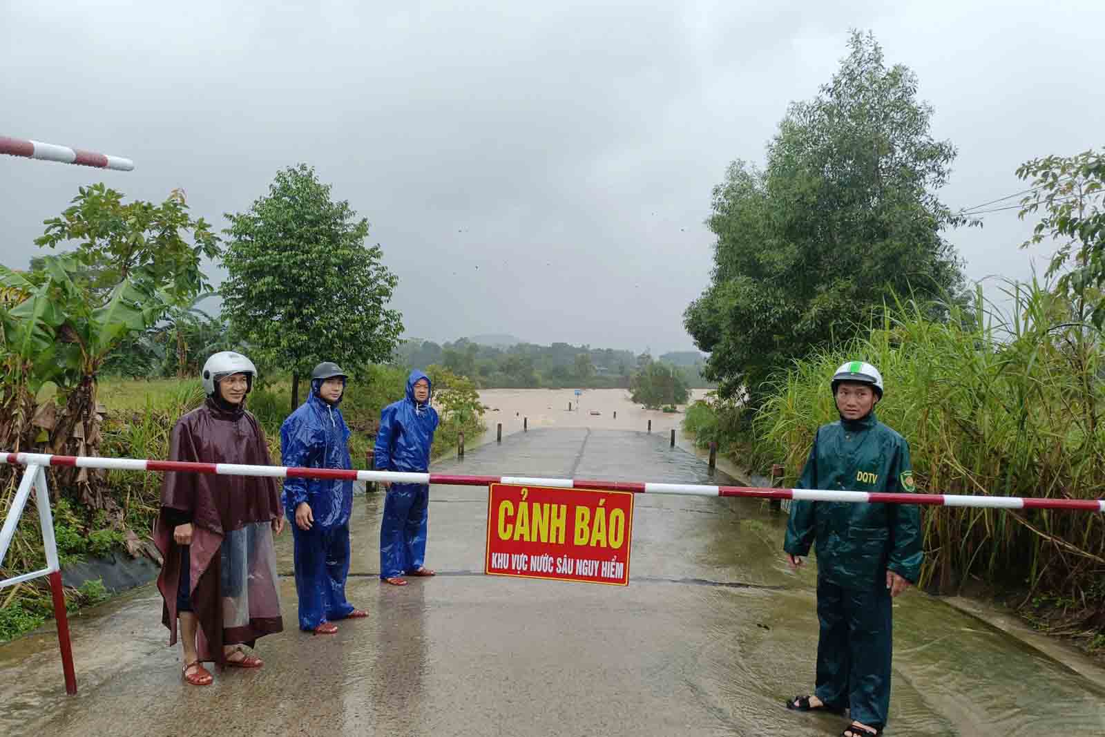 Chính quyền đã lập rào chắn và canh gác không cho phương tiện qua lại để đảm bảo an toàn. Ảnh: Sơn Tuấn. 