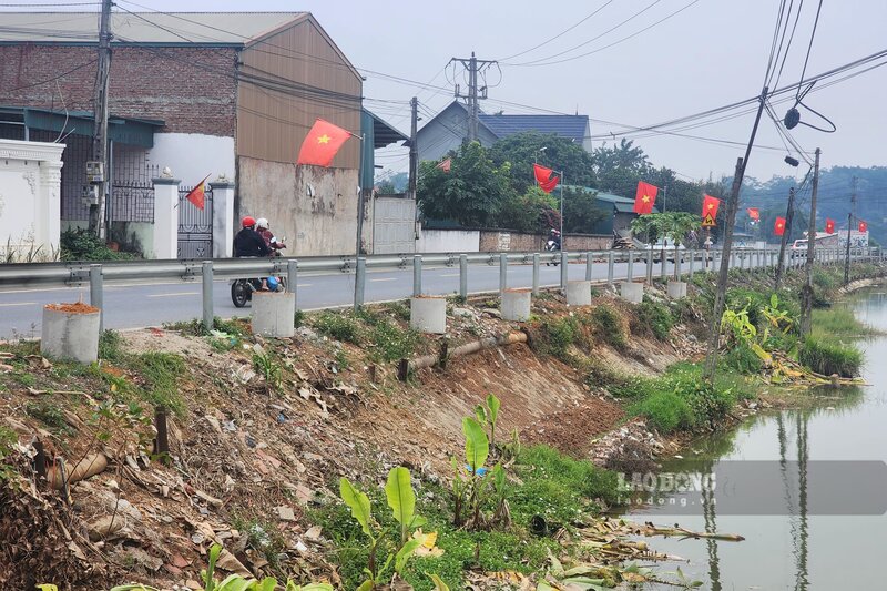 Có thể thấy, các ụ bêtông này kích thước đồng đều, giống như những chiếc cống thoát nước được cắt làm 2 phần, bên trong đã đựng đất để trồng cây. Các ụ này được đặt cách nhau chừng 3 m dọc 2 bên đường tỉnh 320C trên tổng chiều dài khoảng 3 km.