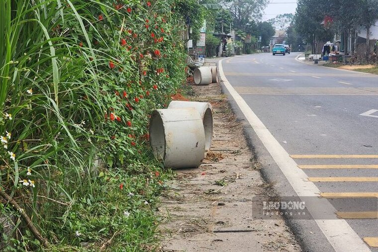 “Do xã đã chủ quan, không kịp thời xin ý kiến cơ quan có thẩm quyền. Nay có văn bản yêu cầu tháo dỡ của Sở Giao thông vận tải, xã sẽ chấp hành, nghiên cứu đặt các ụ bêtông trồng hoa ở các tuyến đường khác” - ông Toàn chia sẻ. Ảnh: Tô Công.