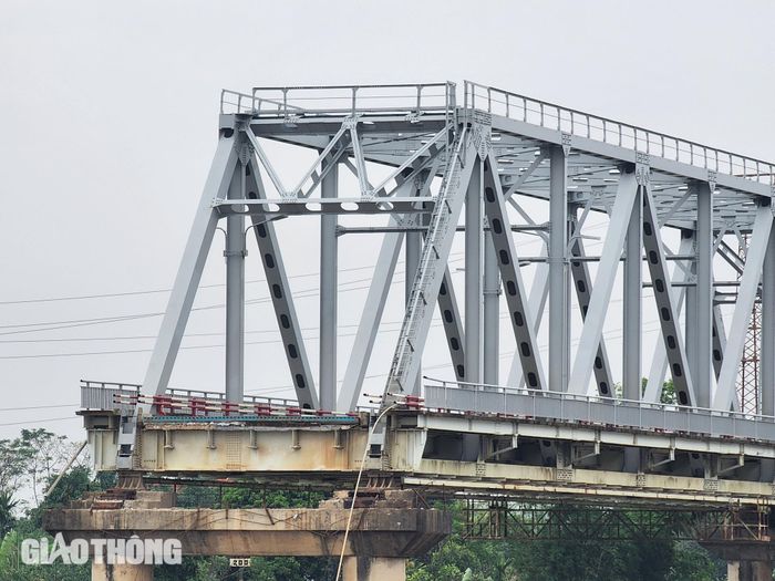 Hiện mực nước sông đang thấp thuận lợi cho việc tháo dỡ phần còn lại của cầu Phong Châu (chủ yếu phần thuộc phía xã Phùng Nguyên, huyện Lâm Thao). Sở GTVT tỉnh Phú Thọ cũng đã lên phương án phá dỡ các nhịp, trụ còn lại. Dự kiến công tác chuẩn bị mặt bằng thi công đến khi kết thúc hoàn trả mặt bằng, nghiệm thu bàn giao hoàn thành công tác phá dỡ tại hiện trường khoảng 45 ngày. Kinh phí thực hiện dự kiến gần 8,5 tỷ đồng.