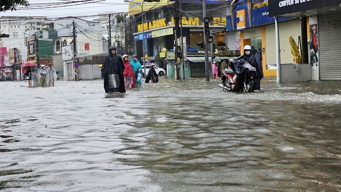 Ghi nhận của phóng viên Báo Sức khỏe & Đời sống, mưa lớn khiến nhiều tuyến đường như: Phan Chu Trinh, Tố Hữu, Phan Đình Phùng, Hải Triều, Bà Triệu... bị ngập lụt.