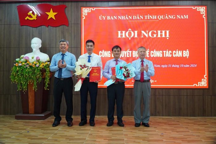 Lãnh đạo tỉnh Quảng Nam trao Quyết định bổ nhiệm và tặng hoa chúc mừng đối với ông Nguyễn Đức Bình và Phạm Hồng Quảng.