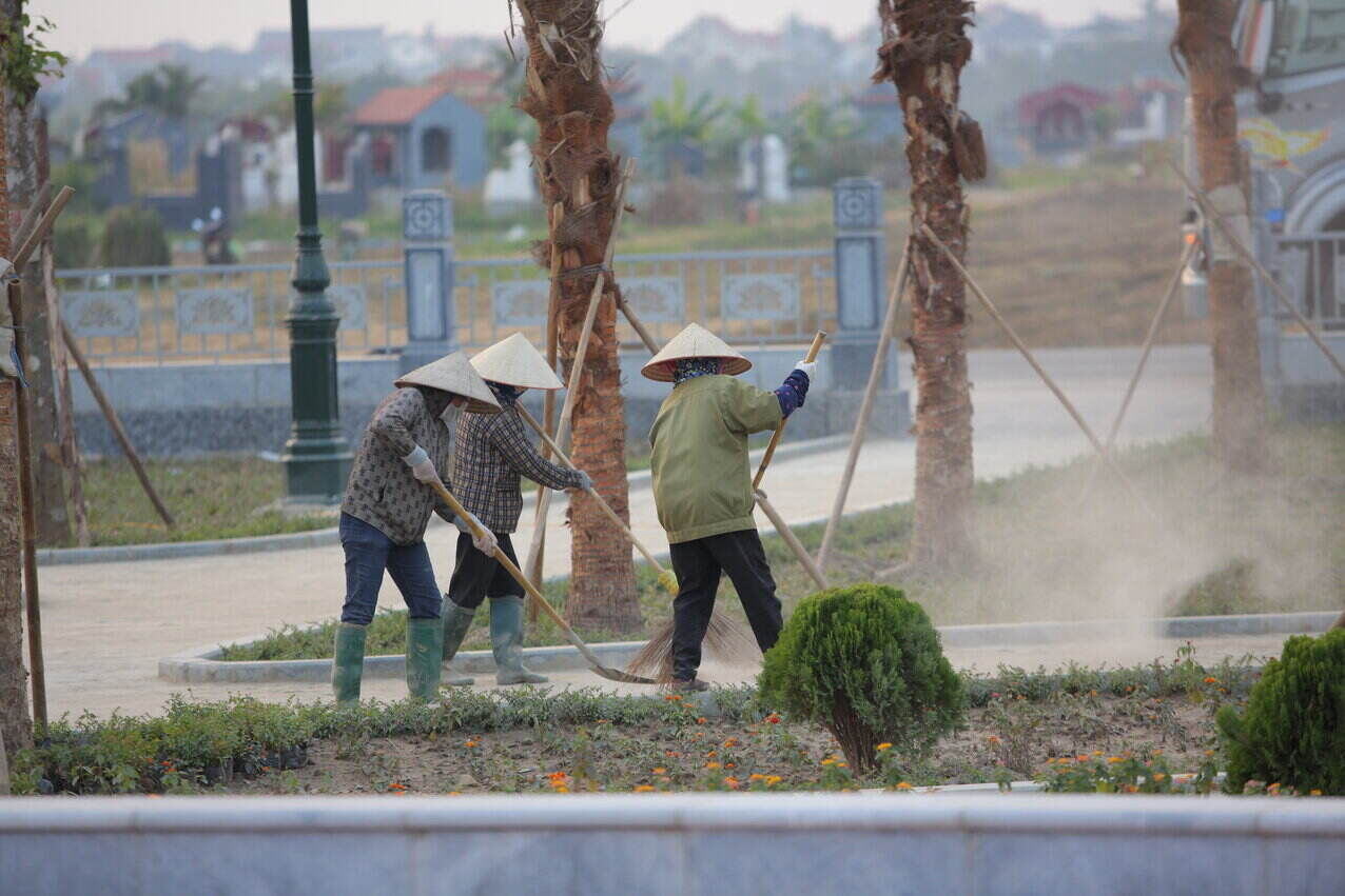  Khuôn viên tượng đài được bao phủ cây xanh và dọn dẹp thường xuyên. Ảnh: Mai Hương