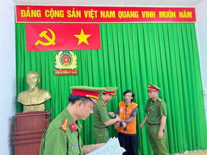  Công an bắt khẩn cấp với ông Hiền - tài xế giao hàng. Ảnh: CA 